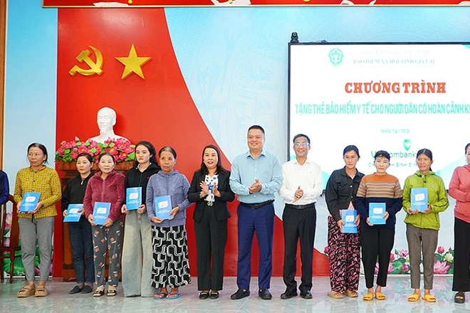 Tặng 1.000 thẻ bảo hiểm y tế cho người dân có hoàn cảnh khó khăn trên địa bàn quản lý của Bảo hiểm xã hội cơ sở Hoài Nhơn, Gia Lai. (Ảnh: BTC)