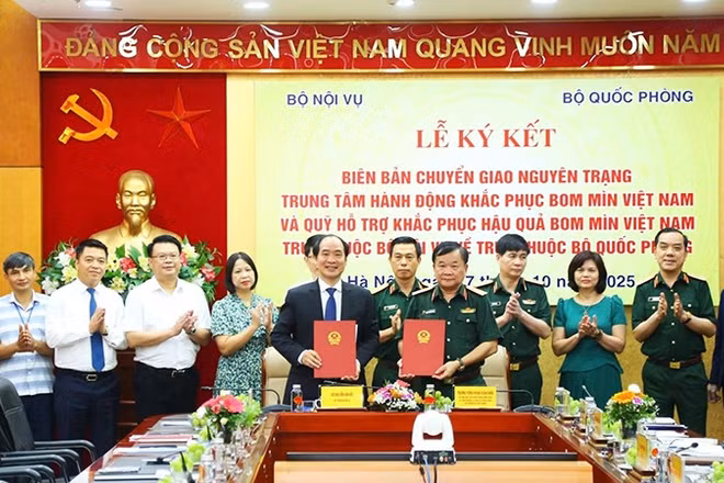 Thượng tướng Hoàng Xuân Chiến và Thứ trưởng Nguyễn Văn Hồi ký kết Biên bản chuyển giao. (Ảnh: Moha)