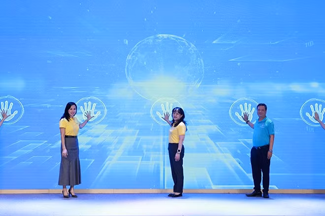 Vietnam Post và Bảo hiểm xã hội thành phố Hà Nội ra quân vận động người dân tham gia bảo hiểm xã hội tự nguyện, bảo hiểm y tế hộ gia đình, tháng 11/2025. (Ảnh VNPost)