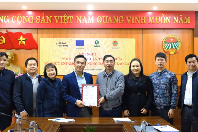 Oxfam tại Việt Nam và Hội Nông dân tỉnh Lào Cai ký thỏa thuận triển khai sáng kiến “Nâng cao năng lực cho cộng đồng phụ nữ người Dao Đỏ thôn Tả Ngảo, xã Bát Xát, tỉnh Lào Cai bảo tồn, phát triển kiến thức bản địa gắn với chuỗi giá trị sản phẩm nông dược để phát triển bền vững góp phần bảo tồn đa dạng sinh học và ứng phó với biến đổi khí hậu, giảm phát thải khí nhà kính”. (Ảnh BTC)