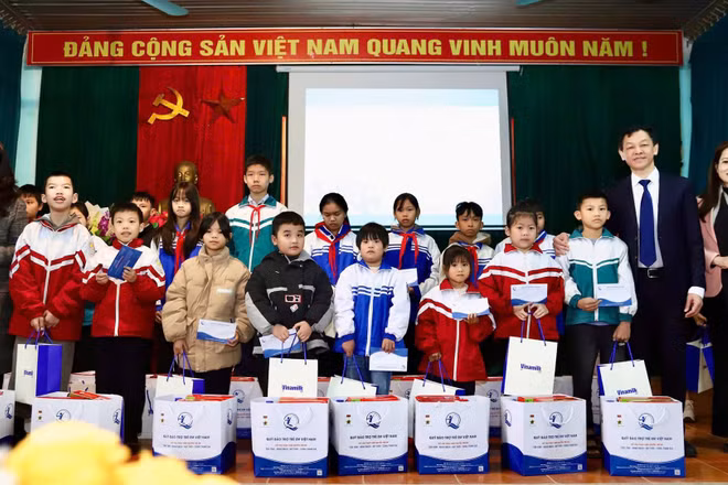 Thứ trưởng Y tế Nguyễn Tri Thức cùng các đại biểu trao quà cho trẻ em tại chương trình. (Ảnh BTC)