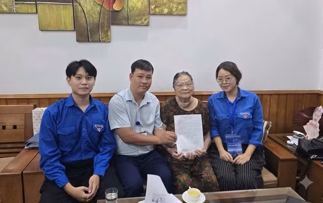 Chi đoàn 02 Đoàn Thanh niên Trung tâm Phục vụ hành chính công cùng tổ xung kích Điểm hỗ trợ dịch vụ công số Phương Liệt tới nhà hỗ trợ công dân về thủ tục ủy quyền. (Ảnh Trung tâm Phục vụ hành chính công Hà Nội)