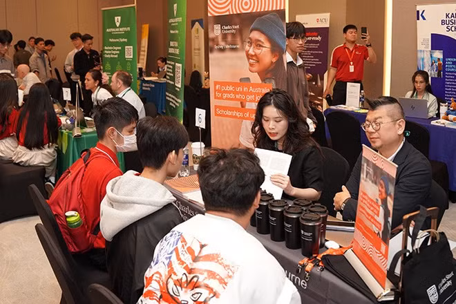 Học sinh trao đổi với đại diện các trường học hàng đầu Australia. (Ảnh: Đại sứ quán Australia tại Việt Nam) 