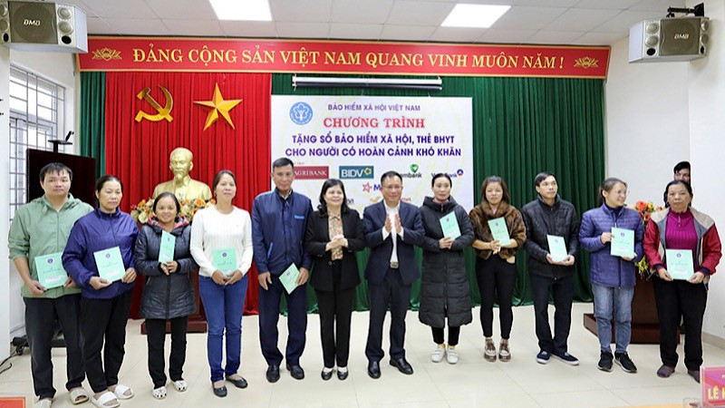 Lãnh đạo Bảo hiểm xã hội Việt Nam tặng thẻ bảo hiểm y tế cho các trường hợp hoàn cảnh khó khăn.