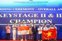 Ban Tổ chức trao giải Vô địch toàn đoàn cho Việt Nam và Singapore.