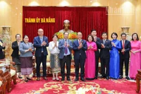 Các đại biểu chụp hình lưu niệm.