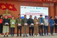 Đại diện các tổ chức trao tiền hỗ trợ cho các hộ gia đình có trẻ em trên địa bàn xã Duy Nghĩa chịu ảnh hưởng nặng nề bởi thiên tai trong năm 2025.