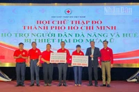 Hội Chữ thập đỏ Thành phố Hồ Chí Minh trao hỗ trợ người dân Đà Nẵng và Huế bị thiệt hại do mưa lũ.