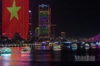 Không gian sông Hàn (thành phố Đà Nẵng) nhộn nhịp, hiện đại về đêm.