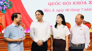 Bộ trưởng Đỗ Đức Duy trao đổi thông tin với các cử tri tỉnh Lào Cai. (Ảnh: THANH SƠN)
