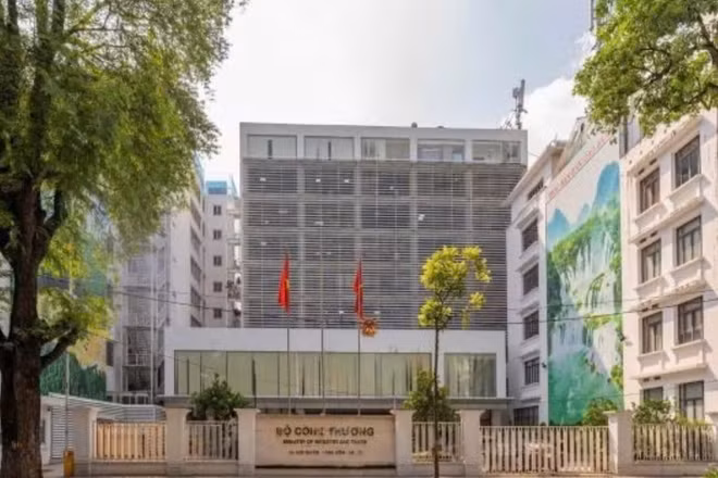 Thực hiện Nghị quyết số 57-NQ/TW của Bộ Chính trị, Bộ Công thương đã triển khai chiến dịch cao điểm "100 ngày đêm" nhằm xử lý dứt điểm các điểm nghẽn về chuyển đổi số, đưa tinh thần đổi mới sáng tạo đi sâu vào từng lĩnh vực quản lý của ngành. (Ảnh: MAI HUYÊN-MINH KHUYÊN)