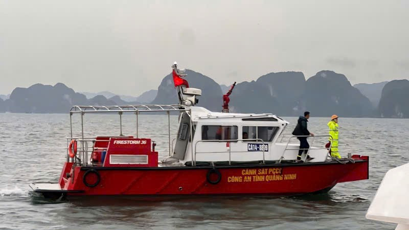 Lực lượng chức năng tích cực tìm kiếm nạn nhân vụ lật tàu khách trên vịnh Hạ Long z6823321875985-804dca87f666f3360bfbbfe899960693.jpg