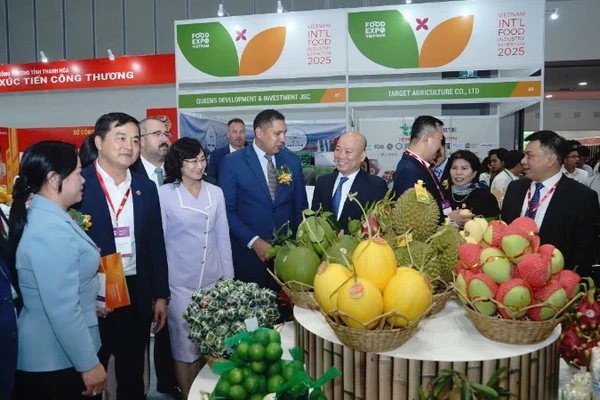 Khách tham quan không gian Triển lãm quốc tế Công nghiệp Thực phẩm Việt Nam 2025-Vietnam Foodexpo 2025. (Ảnh: THẾ ANH) 