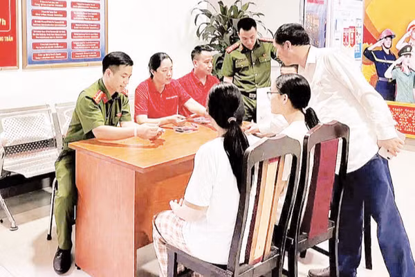 Công an phường Dương Nội hỗ trợ cấp Căn cước và xác thực định danh điện tử cho học sinh tuyển sinh đầu cấp. (Ảnh: LÊ THỦY)