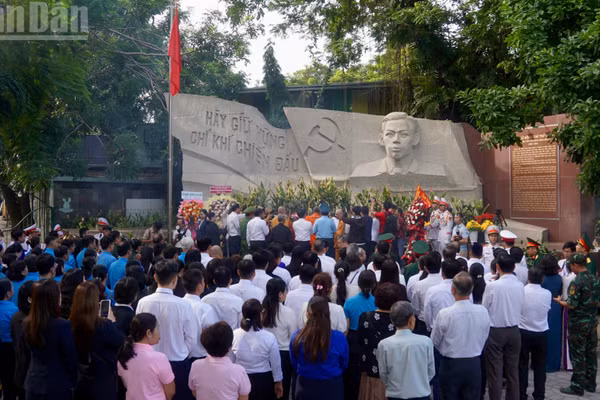 [Ảnh] Ủy ban Mặt trận Tổ quốc Việt Nam Thành phố Hồ Chí Minh dâng hương tưởng niệm Anh hùng liệt sĩ tại Công viên Lê Thị Riêng