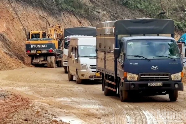 Các phương tiện lưu thông trở lại trên tuyến đèo Mimosa chiều 4/12.