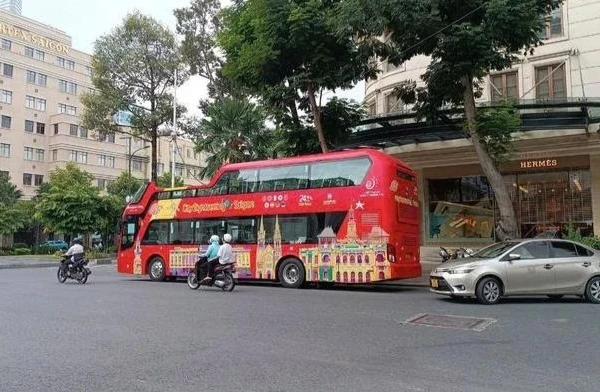 Xe buýt sử dụng ô-tô thoáng nóc chở khách du lịch tại trung tâm thành phố. (Ảnh: VÕ LÊ)