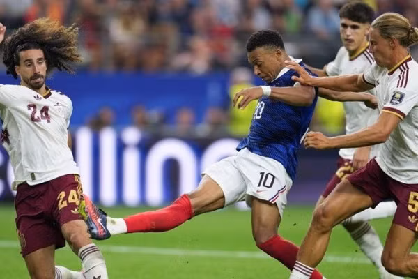 Tiền đạo Mbappé (áo xanh) trong trận Pháp thua Tây Ban Nha ở bán kết. (Ảnh: TÂN HOA XÃ)