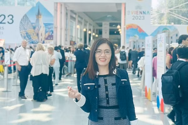 Giám đốc Bệnh viện Mắt Nam Quảng Trị, bác sĩ Bùi Thị Vân Anh trong chuyến tham dự Hội nghị phẫu thuật Thủy tinh thể và Khúc xạ châu Âu tại Vienna, Áo.