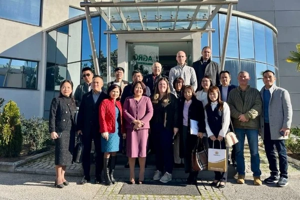 Đại sứ Phạm Thị Thu Hương cùng cán bộ Đại sứ quán Việt Nam tại Hy Lạp và đại diện doanh nghiệp Hy Lạp tham dự các hoạt động kết nối. (Ảnh: Đại sứ quán Việt Nam tại Hy Lạp)