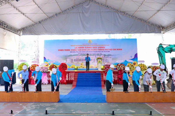 Đại biểu thực hiện nghi thức khởi công xây dựng công trình.