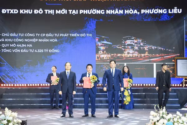 Lãnh đạo tỉnh Bắc Ninh trao Quyết định và giấy chứng nhận đầu tư tới các doanh nghiệp. (Ảnh: MINH ANH)