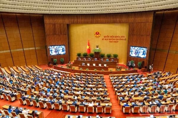 Quốc hội làm việc tại hội trường nghe Tờ trình và Báo cáo thẩm tra về Dự án Luật sửa đổi, bổ sung một số điều của Luật Trách nhiệm bồi thường của Nhà nước. (Ảnh: THỦY NGUYÊN)