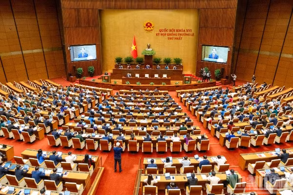 Quốc hội làm việc tại hội trường nghe Tờ trình và Báo cáo thẩm tra Dự án Luật Phổ biến, giáo dục pháp luật (sửa đổi). (Ảnh: THỦY NGUYÊN)