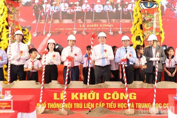 Ủy viên Trung ương Đảng, Chủ tịch Ủy ban nhân dân tỉnh Lâm Đồng Hồ Văn Mười cùng các đại biểu tham dự thực hiện nghi thức khởi công Dự án Trường phổ thông nội trú liên cấp tiểu học và trung học cơ sở xã Đắk Wil.