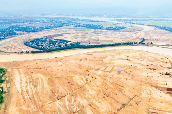 Khoảng 200ha đất canh tác ở xã Đại Lộc, thành phố Đà Nẵng, bị đất, cát bồi lấp. 