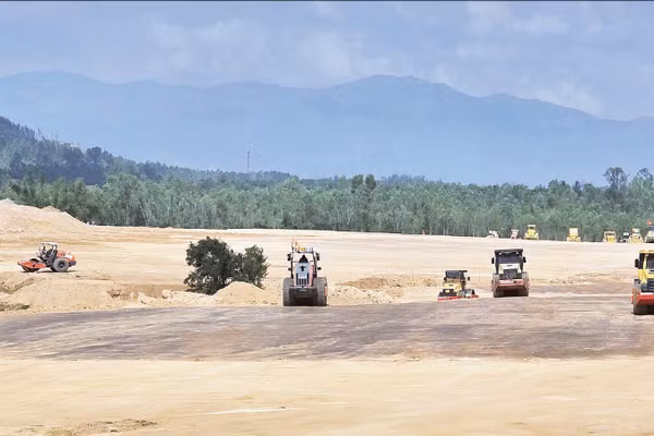 Đẩy nhanh tiến độ thi công Cảng hàng không Phù Cát. (Ảnh: HOÀNG QUI)