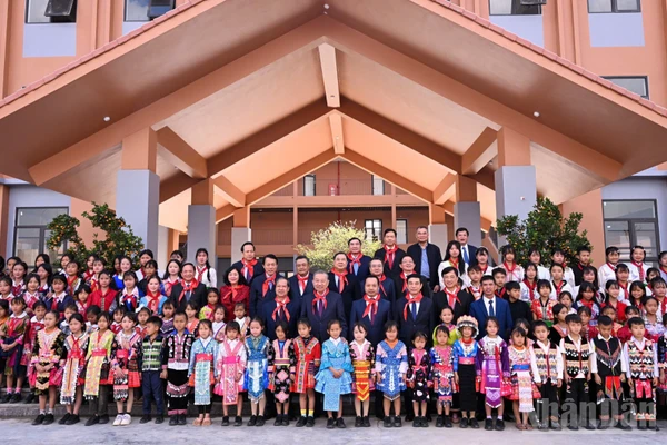 Tổng Bí thư Tô Lâm, các đồng chí lãnh đạo Đảng, Nhà nước và các cháu học sinh tại Lễ khánh thành Trường phổ thông nội trú liên cấp tiểu học và trung học cơ sở xã Si Pa Phìn, tỉnh Điện Biên. (Ảnh: THÀNH ĐẠT)