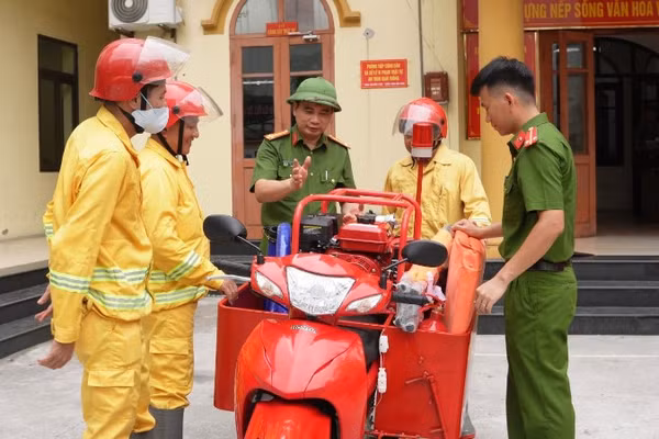 Công an phường Bãi Cháy hướng dẫn sử dụng phương tiện chữa cháy cho Đội chữa cháy tình nguyện.