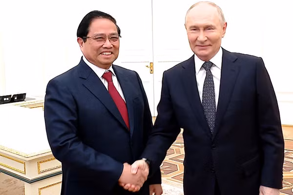 Thủ tướng Phạm Minh Chính hội kiến Tổng thống Nga Vladimir Putin. (Ảnh: TTXVN)