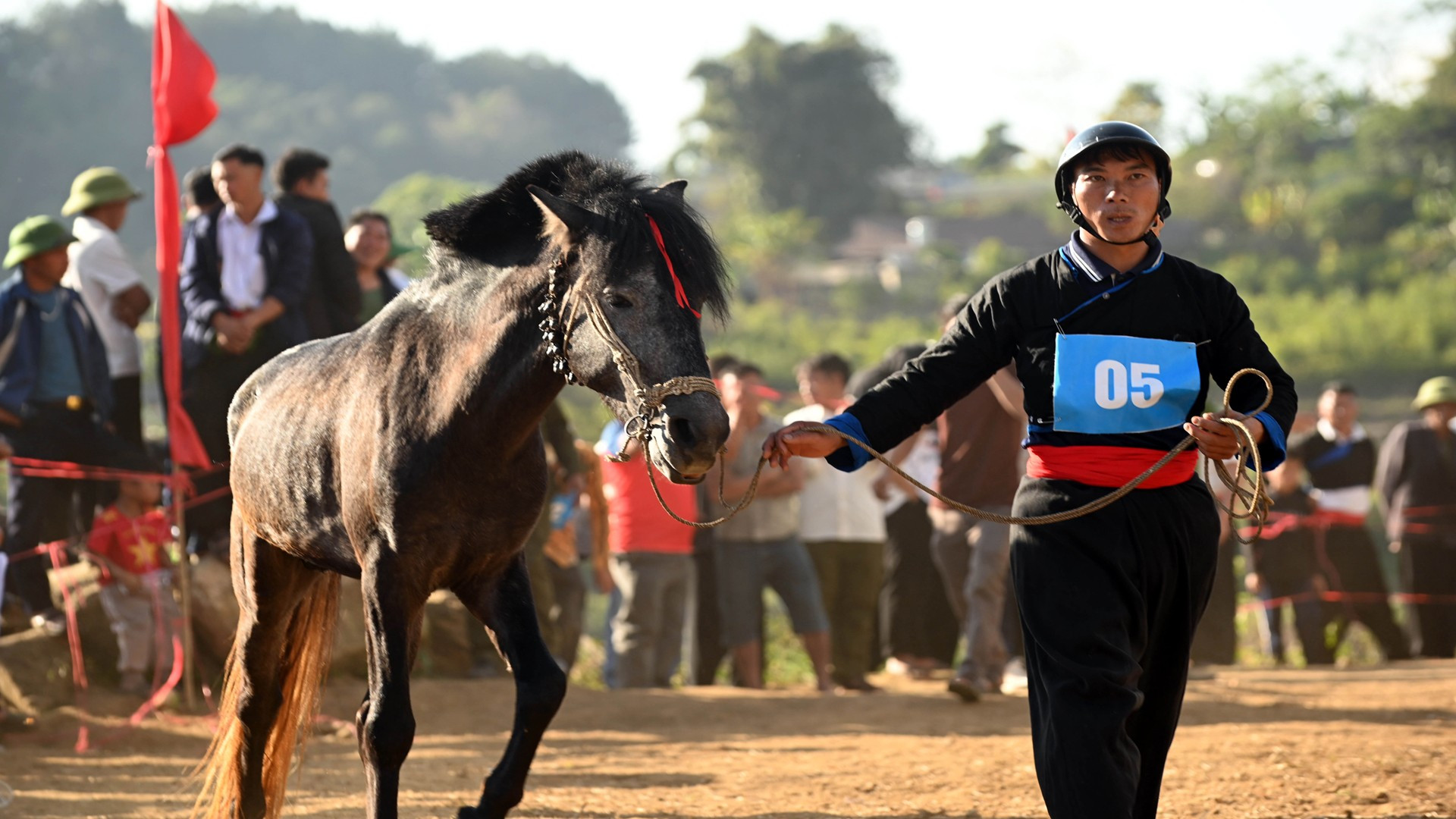 Xem ngựa thồ không yên tung vó trên rẻo cao Tả Lèng 02.jpg