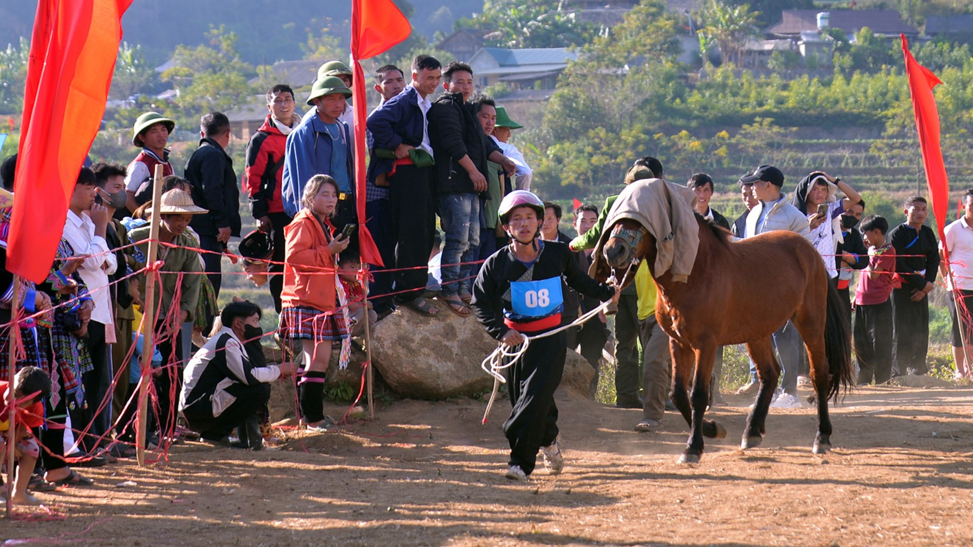 Xem ngựa thồ không yên tung vó trên rẻo cao Tả Lèng 04.jpg