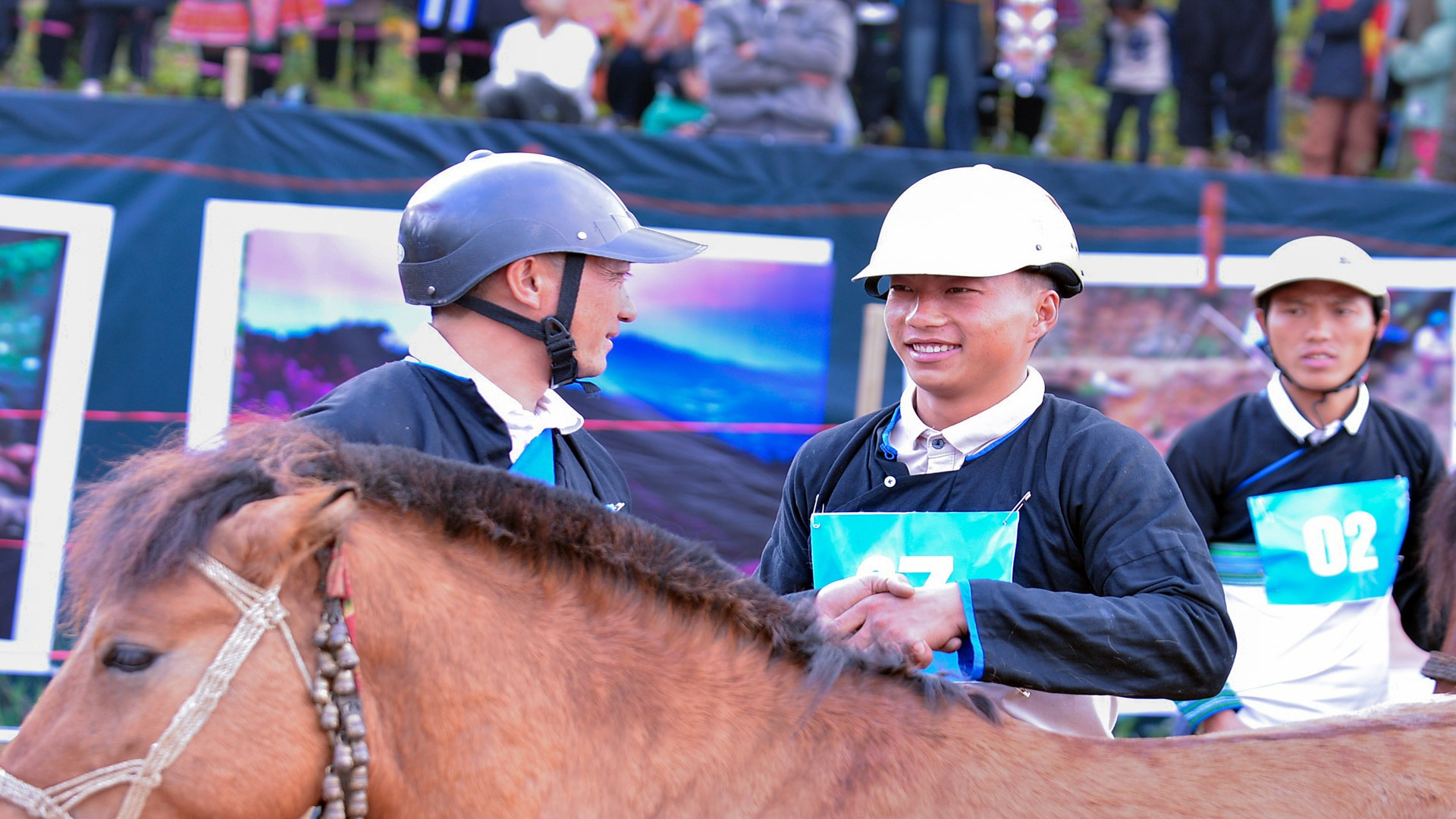 Xem ngựa thồ không yên tung vó trên rẻo cao Tả Lèng 06.jpg