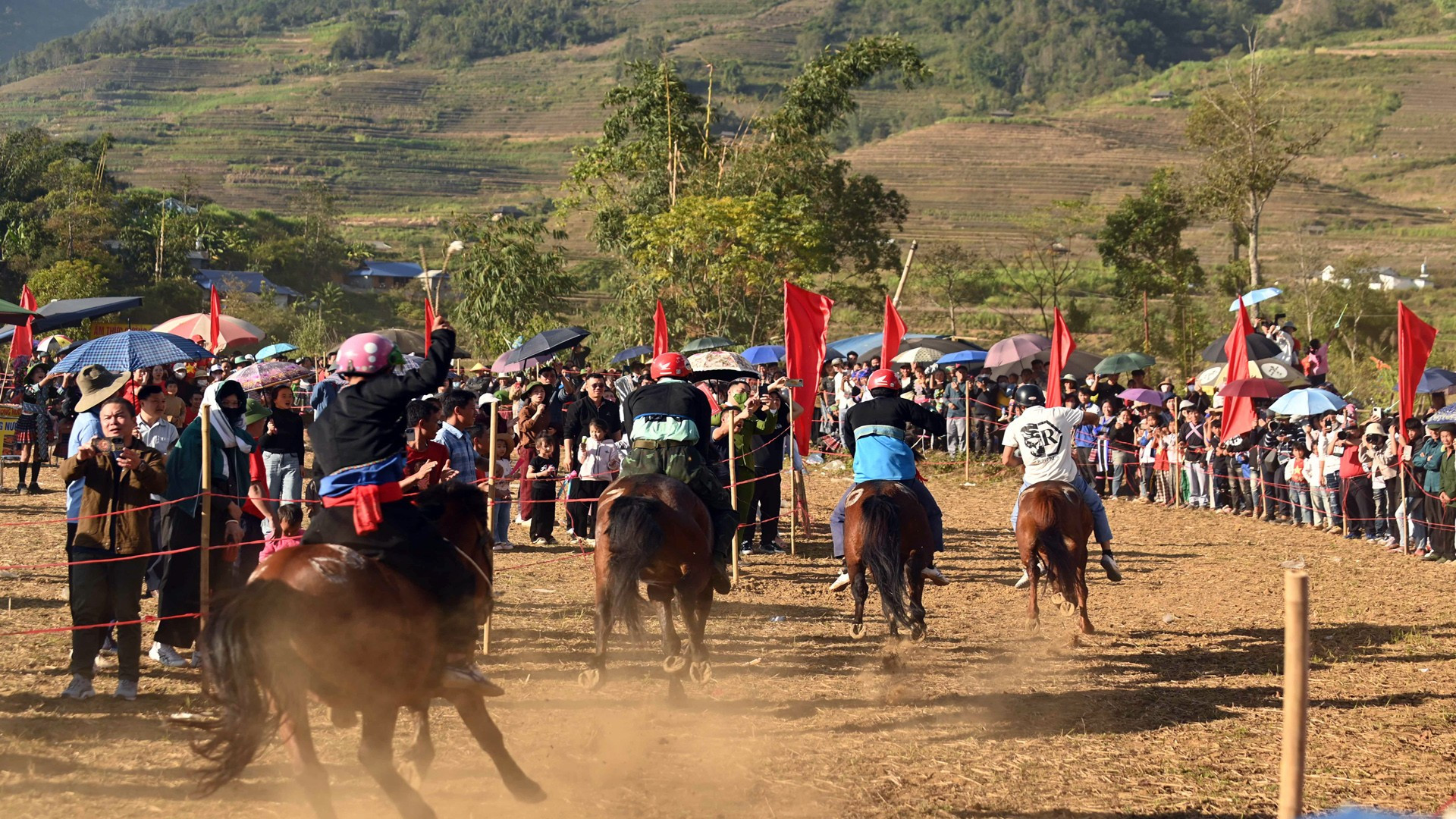 Xem ngựa thồ không yên tung vó trên rẻo cao Tả Lèng 09.jpg