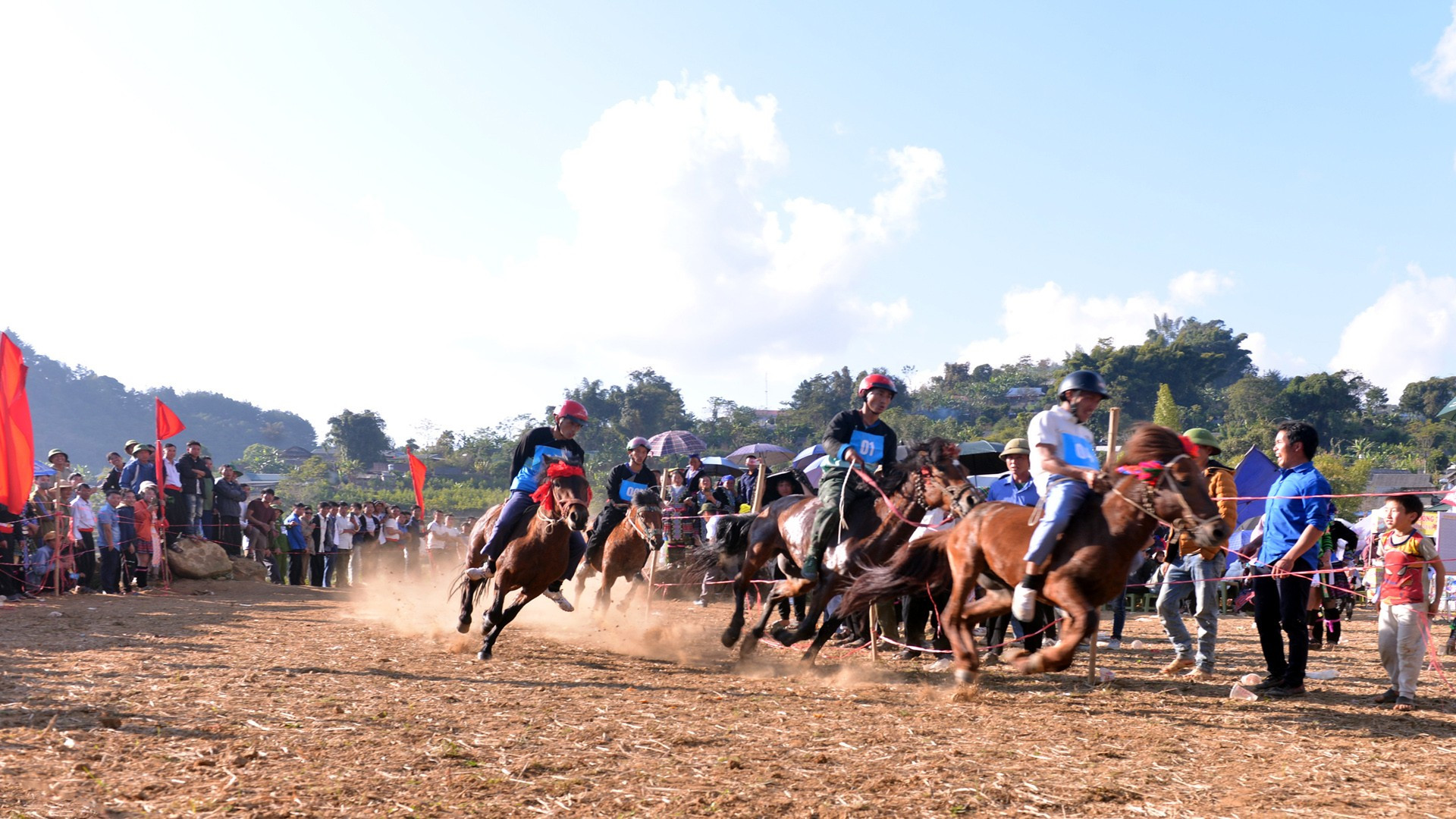 Xem ngựa thồ không yên tung vó trên rẻo cao Tả Lèng 01010.jpg