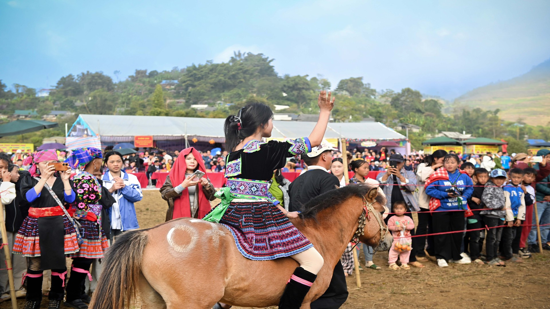 Xem ngựa thồ không yên tung vó trên rẻo cao Tả Lèng 011.jpg