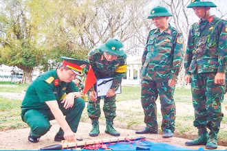 Đại tá Nguyễn Thành Tâm, Chỉ huy trưởng Bộ Chỉ huy Quân sự tỉnh Tây Ninh kiểm tra gói buộc lượng nổ trước khi kiểm tra thực hành đánh bộc phá năm 2025.