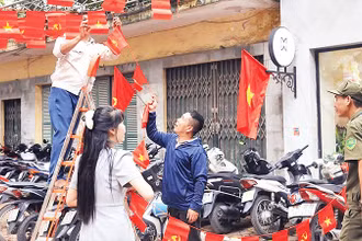 Người dân Hà Nội trang trí cờ hoa mừng Quốc khánh. (Ảnh NGUYỄN VŨ)