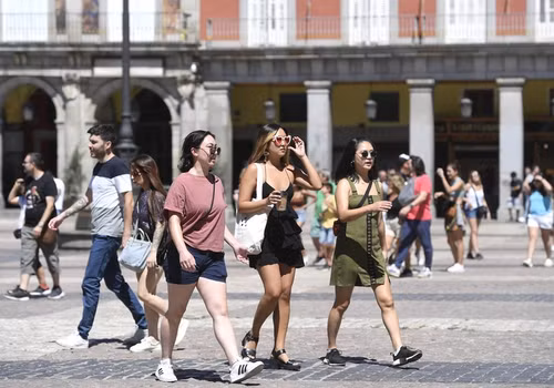 Du khách thăm Quảng trường Plaza Mayor, thủ đô Madrid. (Ảnh: abc.es)