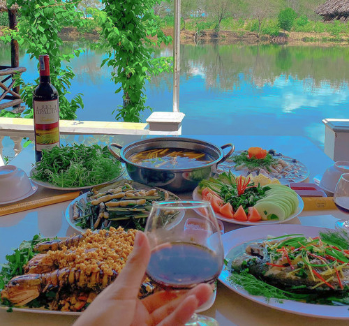 Du khách thưởng thức ẩm thực tại nhà hàng Phương Trang.