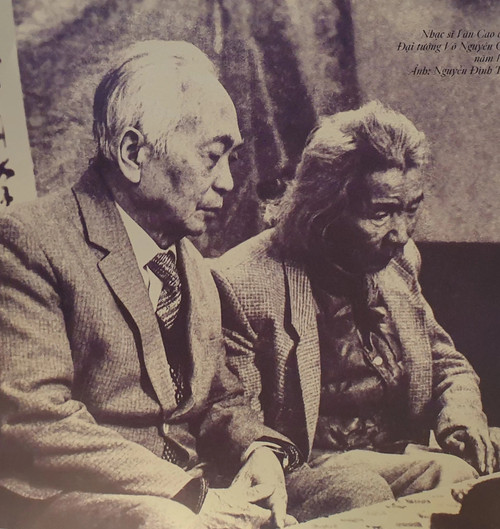 Bức ảnh ghi lại khoảnh khắc giữa Đại tướng Võ Nguyên Giáp và nhạc sĩ Văn Cao do nhiếp ảnh gia Nguyễn Đình Toán chụp (Ảnh: Nguyễn Đình Toán)