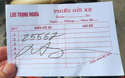 Vé gửi phương tiện chỉ là tờ giấy không có thông tin rõ ràng.