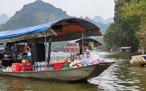 Loa kéo cho thuê xuất hiện trên cả mặt đất và mặt nước, khiến bầu không khí trở nên huyên náo với đủ thể loại nhạc trộn lẫn.