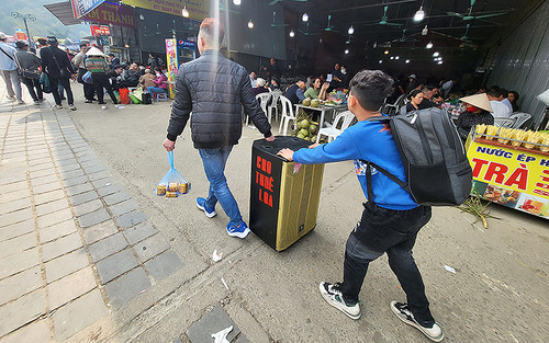 Loa kéo cho thuê xuất hiện trên cả mặt đất và mặt nước, khiến bầu không khí trở nên huyên náo với đủ thể loại nhạc trộn lẫn.