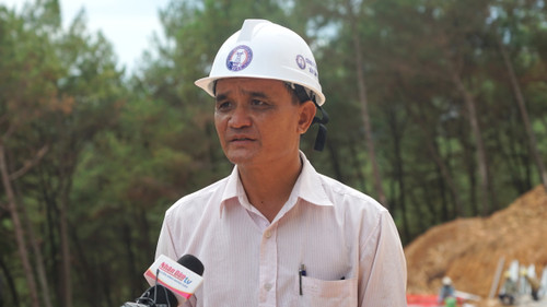 Anh Lưu Xuân Thượng chia sẻ về điều kiện thi công tại công trường. (Ảnh: TRUNG HƯNG)