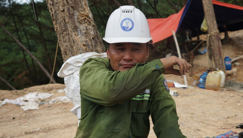 Anh Võ Tá Sáng chia sẻ về những vất vả cũng như quyết tâm của cán bộ, công nhân thi công tại công trường. (Ảnh: TRUNG HƯNG)